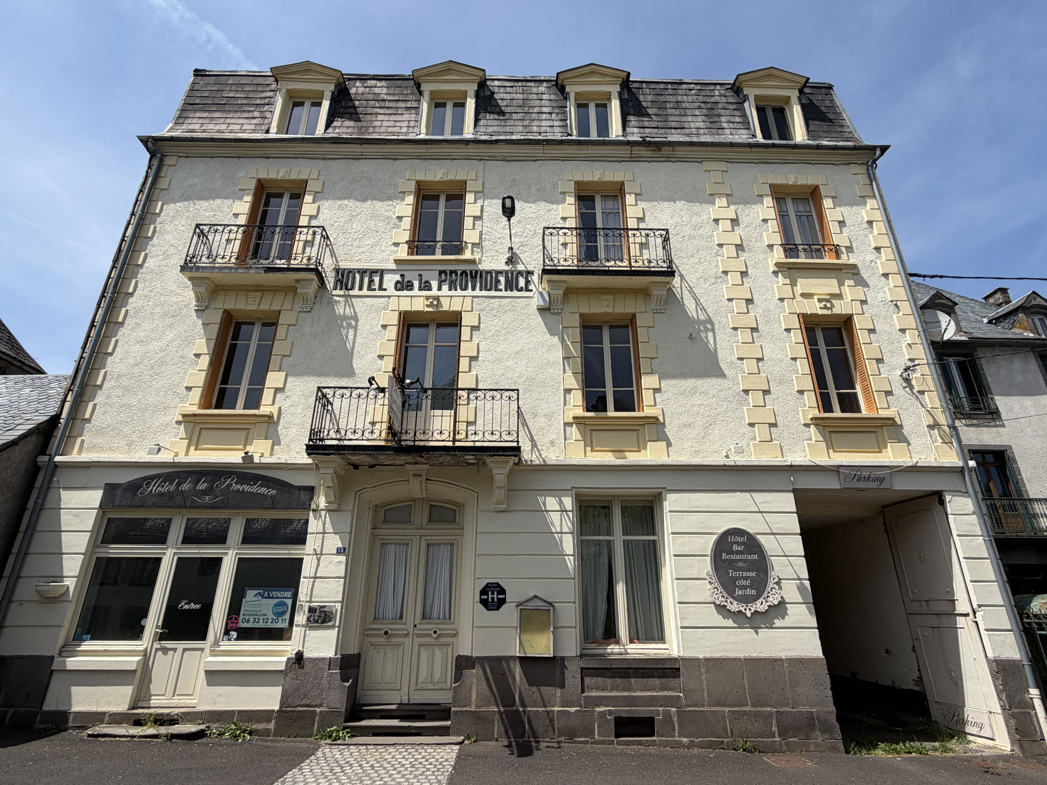 ÉGLISENEUVE-D'ENTRAIGUES Massif du Sancy   Ancien hôtel-rest